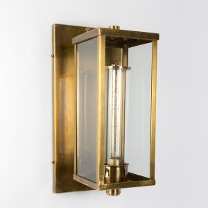 lantaarnvormige buitenlamp van koper met antiek zilveren afwerking voor aan de muur