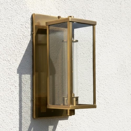 lantaarnvormige buitenlamp van koper met antiek zilveren afwerking voor aan de muur