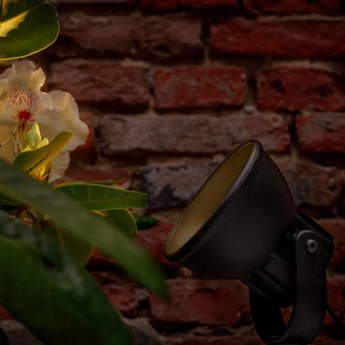 Zwarte buitenlamp welke geschikt is voor buiten met laagspanning 12 volt buitenverlichting prikspot.