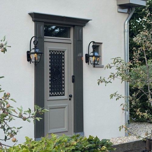 Stijlvolle zwarte buitenlamp met grote heldere beglazing, een luxe wandlantaarn voor buiten, strak klassieke buitenverlichting, met KS Verlichting
