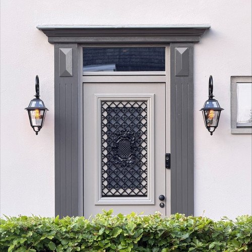 Stijlvolle zwarte buitenlamp met grote heldere beglazing, een luxe wandlantaarn voor buiten, strak klassieke buitenverlichting, met KS Verlichting