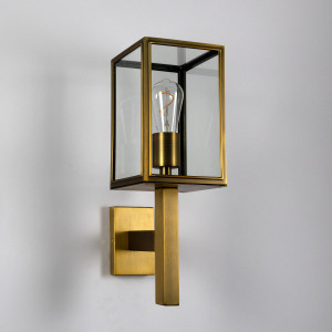 Super stijlvolle strak klassieke buitenlamp Bilthoven, zijdeglans zwarte finish. Shop je verlichting online bij Nostalux. GRATIS verzending! Kijk snel...