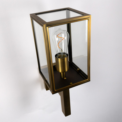 Super stijlvolle strak klassieke buitenlamp Bilthoven, zijdeglans zwarte finish. Shop je verlichting online bij Nostalux. GRATIS verzending! Kijk snel...