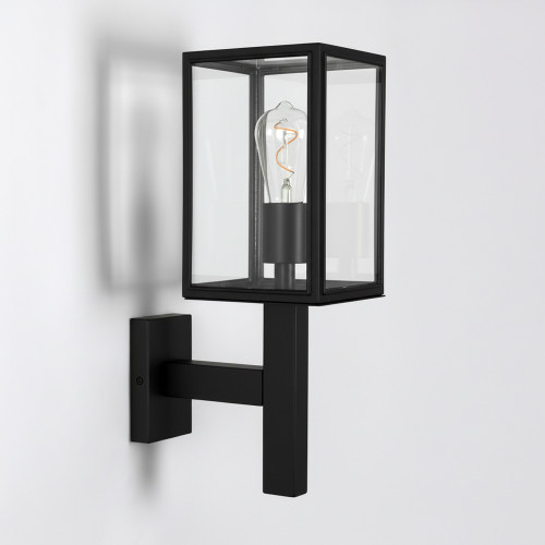 Super stijlvolle strak klassieke buitenlamp Bilthoven, zijdeglans zwarte finish. Shop je verlichting online bij Nostalux. GRATIS verzending! Kijk snel...