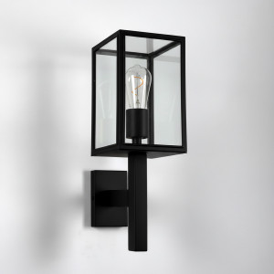 Super stijlvolle strak klassieke buitenlamp Bilthoven, zijdeglans zwarte finish. Shop je verlichting online bij Nostalux. GRATIS verzending! Kijk snel...