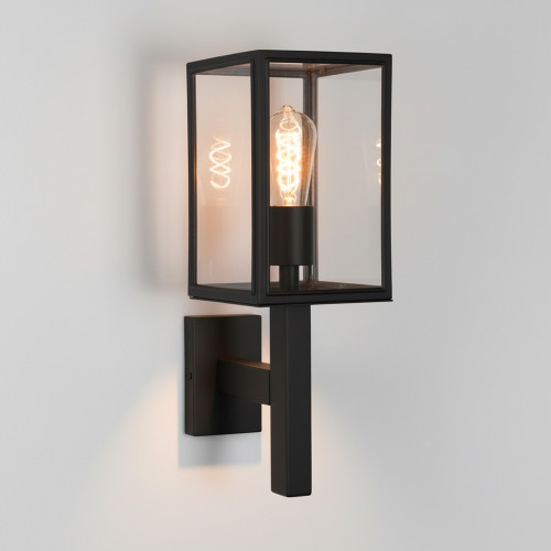 Super stijlvolle strak klassieke buitenlamp Bilthoven, zijdeglans zwarte finish. Shop je verlichting online bij Nostalux. GRATIS verzending! Kijk snel...