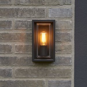 Moderne wandlamp zwart voor buiten aan de gevel, stijlvol strak vormgegeven buitenverlichting met heldere beglazing, box design buitenlamp