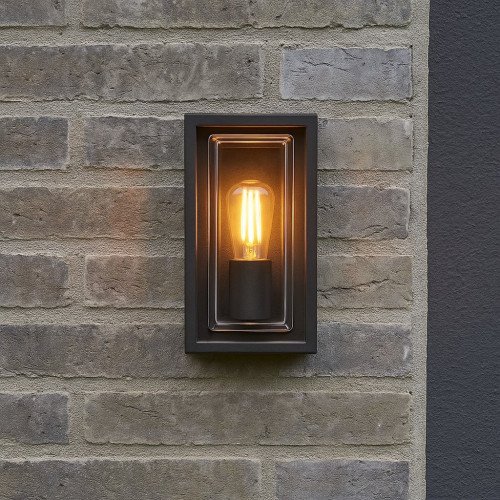 Moderne wandlamp zwart voor buiten aan de gevel, stijlvol strak vormgegeven buitenverlichting met heldere beglazing, box design buitenlamp