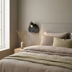 zwarte nachtlamp met gu tien fitting en usb poort voorzien van schakelaar