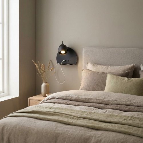 zwarte nachtlamp met gu tien fitting en usb poort voorzien van schakelaar