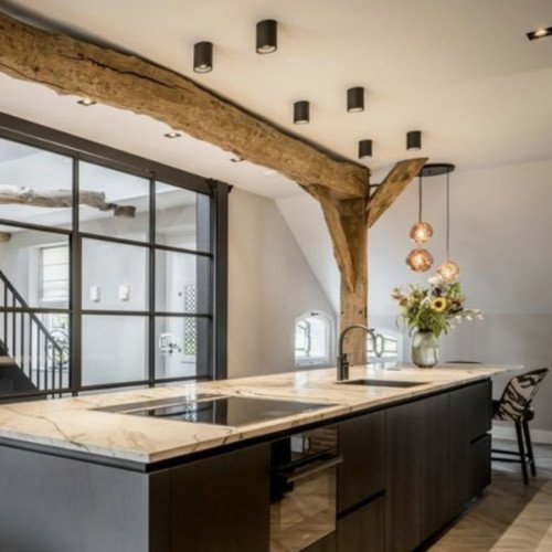 Binnenverlichting Oliver opbouwspot met ronde vormen, modern design en afwerking in zwarte kleur.