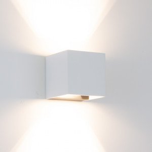 Reach up- en downlighter wandlamp voor binnen en buiten met modern design van aluminium in wit kleur Reach up- en downlighter wandlamp voor binnen en buiten met modern design van aluminium in wit kleur