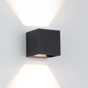 Reach up- en downlighter wandlamp voor binnen en buiten met modern design van aluminium in zwart kleur Reach up- en downlighter wandlamp voor binnen en buiten met modern design van aluminium in zwart kleur