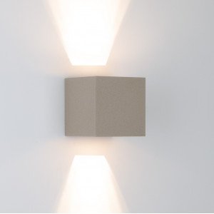 Reach up- en downlighter wandlamp voor binnen en buiten met modern design van aluminium in champagne kleur Reach up- en downlighter wandlamp voor binnen en buiten met modern design van aluminium in champagne kleur