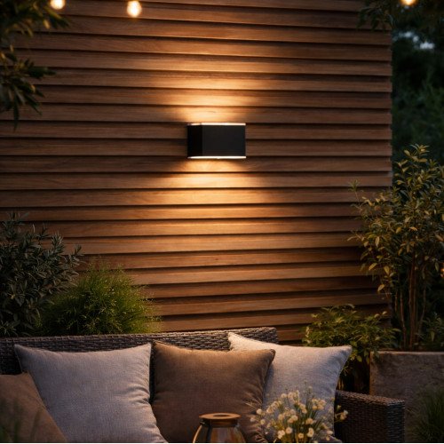 zwarte solar lamp vierkant van aluminium met een led lichtbron warm wit up en down