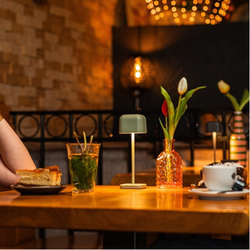 Groen compact tafellamp aluminium modern buiten en binnen