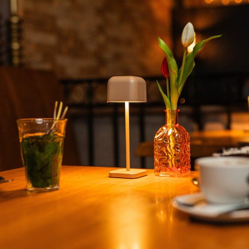 Beige compact tafellamp aluminium modern buiten en binnen