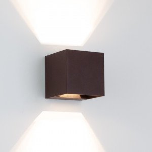 Reach up- en downlighter wandlamp voor binnen en buiten met modern design van aluminium in zwarte & bruine kleur Reach up- en downlighter wandlamp voor binnen en buiten met modern design van aluminium in zwarte & bruine kleur