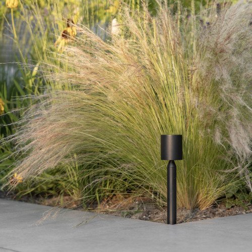 Issy tuinlamp zwart small bij siersiergras met neerwaarts licht