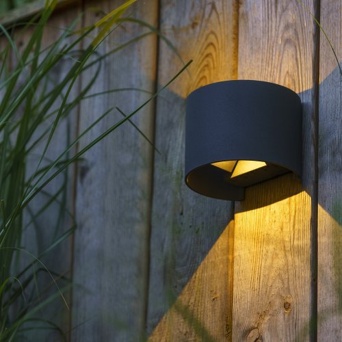 Antracieten buitenlamp wandlamp welke geschikt is voor buiten met laagspanning 12 volt buitenverlichting