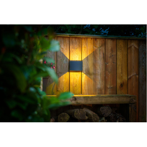 Antracieten buitenlamp wandlamp welke geschikt is voor buiten met laagspanning 12 volt buitenverlichting
