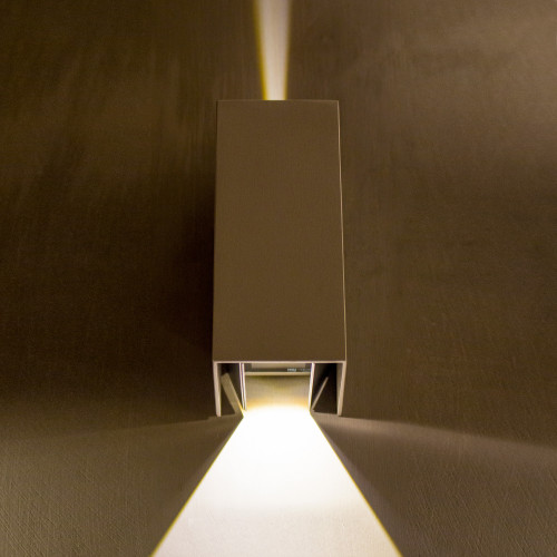 Up-Down LED wandspot Channel LED, aluminium wandspot met antraciet afwerking, voorzien van geïntegreerd led en met de shutters zijn de lichtbundels instelbaar 