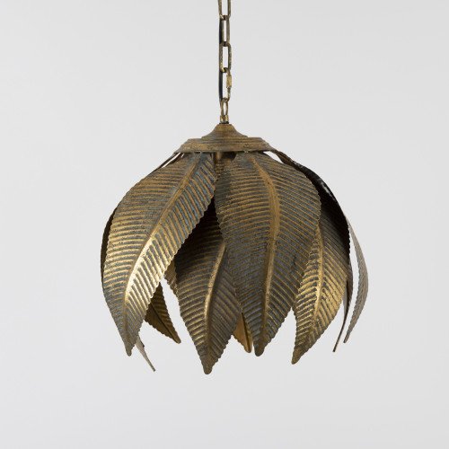 Een prachtige goudkleurige hanglamp. De kap heeft het design van bananenbladen.