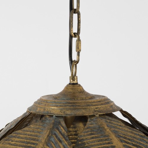Een prachtige goudkleurige hanglamp. De kap heeft het design van bananenbladen.
