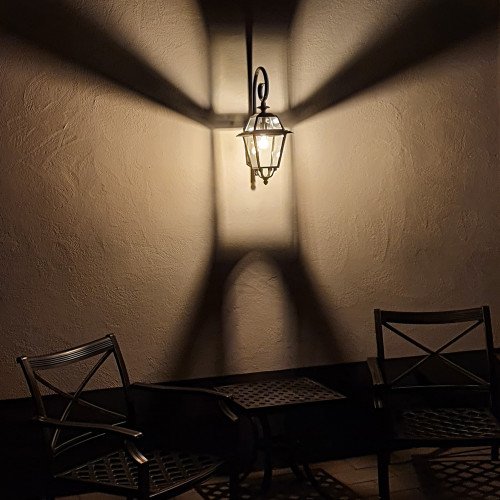 Stijlvolle zwarte buitenlamp met grote heldere beglazing, een luxe wandlantaarn voor buiten, strak klassieke buitenverlichting, met KS Verlichting