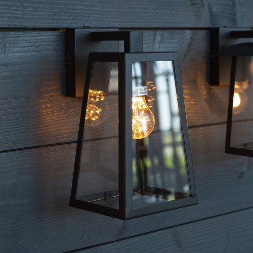 Zwarte design wandlamp voor buiten strak modern design verlichting voor aan de wand zwart frame heldere beglazing zwarte fitting lichtbron zichtbaar