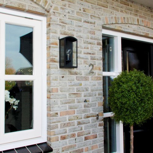 Zwarte wandlamp voor buiten met grote heldere beglazing, strak modern met een klassiek karakter, gevellamp met vlakke achterzijde