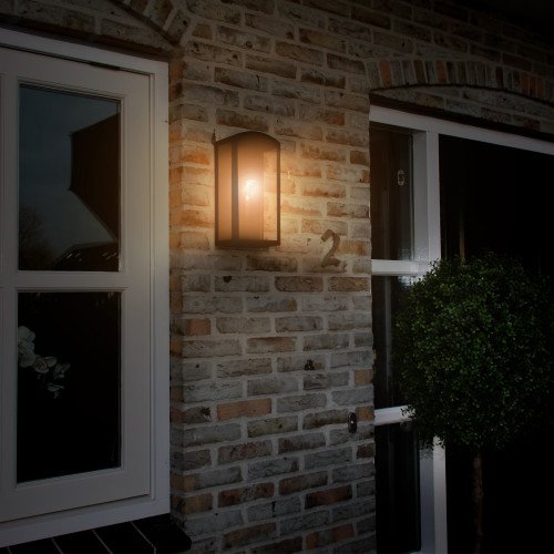 Zwarte wandlamp voor buiten met grote heldere beglazing, strak modern met een klassiek karakter, gevellamp met vlakke achterzijde