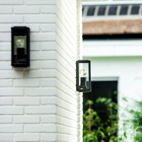 buitenlamp zwart met hoekige vormen en een venster van glas van de serie 't gooi inclusief dag en nacht sensor in lichtbron