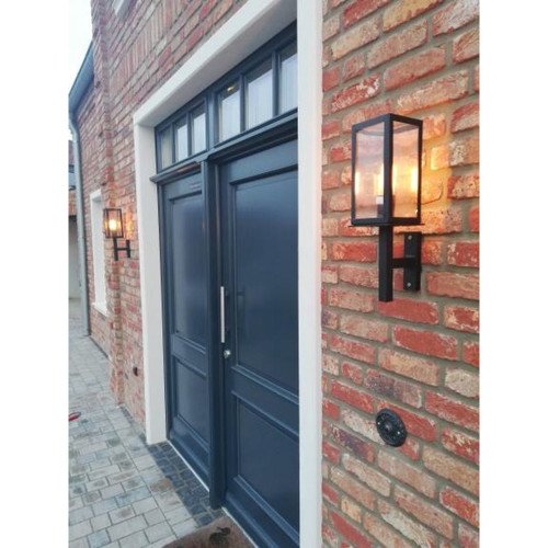 Super stijlvolle strak klassieke buitenlamp Bilthoven, zijdeglans zwarte finish. Shop je verlichting online bij Nostalux. GRATIS verzending! Kijk snel...