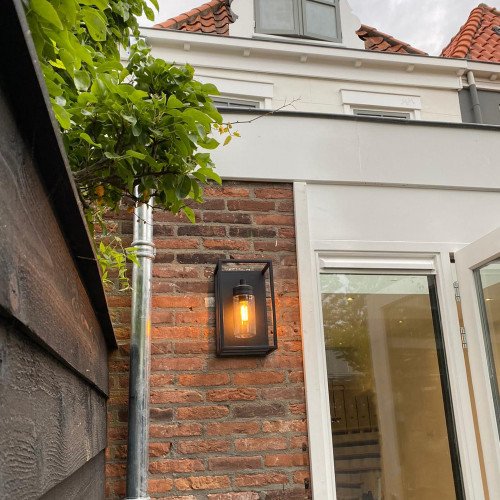 Buitenlamp Hudson zwart, moderne RVS wandverlichting voor buiten, buitenverlichting, sfeervol en functioneel, zwart frame helder stolpglas vlakke achterzijde, E27 fitting