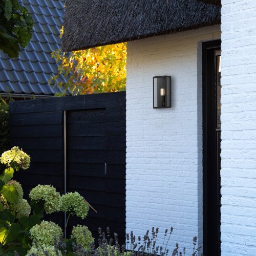Zwarte wandlamp voor buiten met grote heldere beglazing, strak modern met een klassiek karakter, gevellamp met vlakke achterzijde