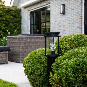 Staande zwarte buitenverlichting, tuinlamp Sydney terras, strak moderne buitenverlichting, ronde lantaarnkap en paal