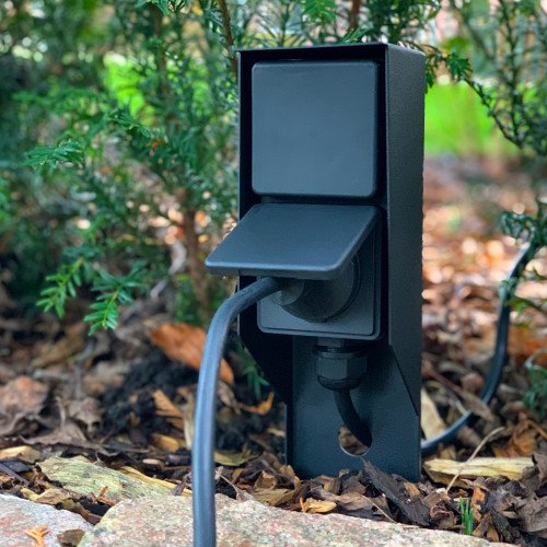 Zwart tuinstopcontact voor buiten voorzien van makkelijke spie en twee stroompunten