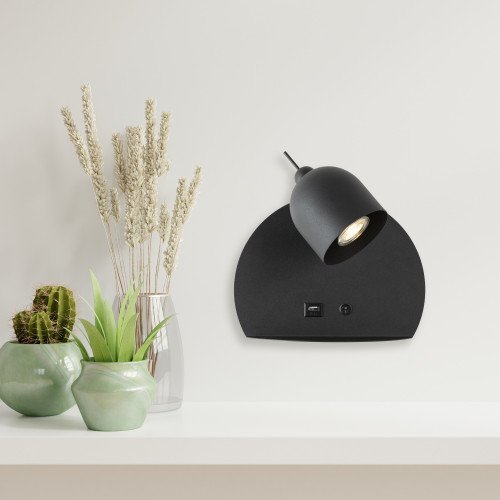 zwarte nachtlamp met gu tien fitting en usb poort voorzien van schakelaar