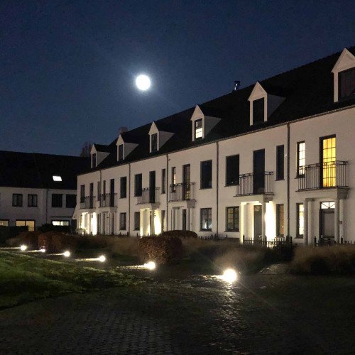 Grondspot opbouw inclusief led techniek, de Evo deckspot 1 lichts een zwarte vloer spot met strijklicht 400 lumen aan 1 zijde, lichtkleur 3000 Kelvin